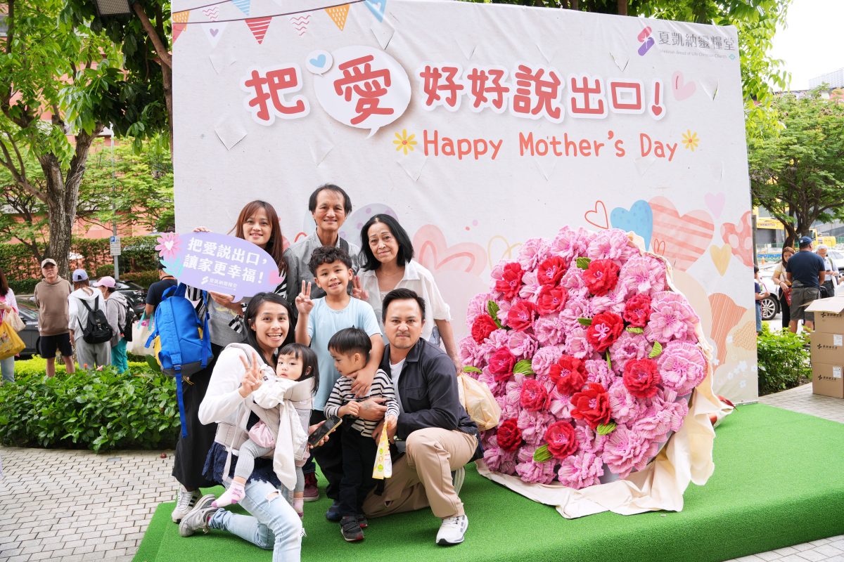巨型手作康乃馨花束現身大直商圈，成為今年母親節最吸睛的「愛的告白」場景。